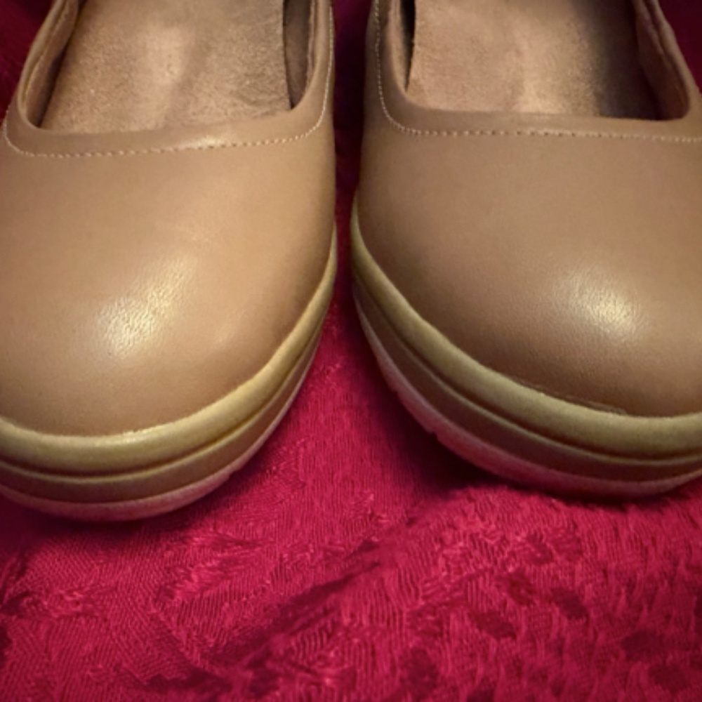 Vionic Jacey Women's Tan Slip on Wedge in a Size 9 - Picture 2 of 6